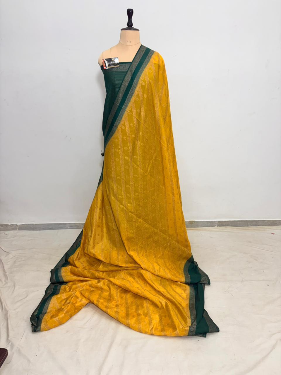 gold bottie green banarasi silk saree ada booti